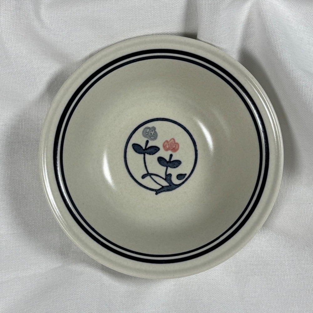 Pfaltzgraff Village Stoneware Set 2 Cereal Bowls 4 Bread Plates USA Vintage - Picture 2 of 12